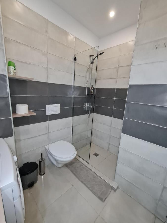 Sunny Apartment - Blloku Tirana, Near Lake Εξωτερικό φωτογραφία