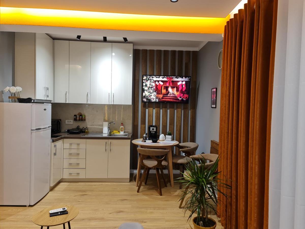 Sunny Apartment - Blloku Tirana, Near Lake Εξωτερικό φωτογραφία